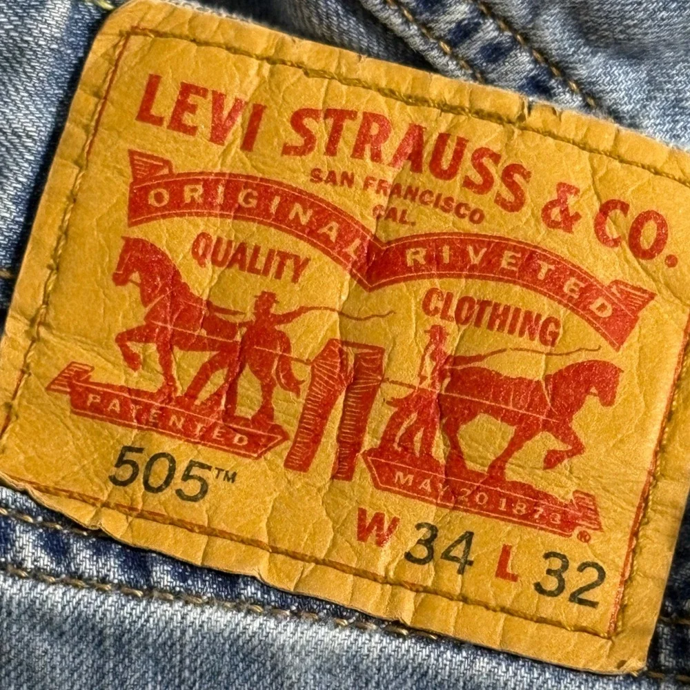 Levis 505 Mens 34x32 Light Wash Blue Regular Fit Straight Leg Denim Jeans AR132